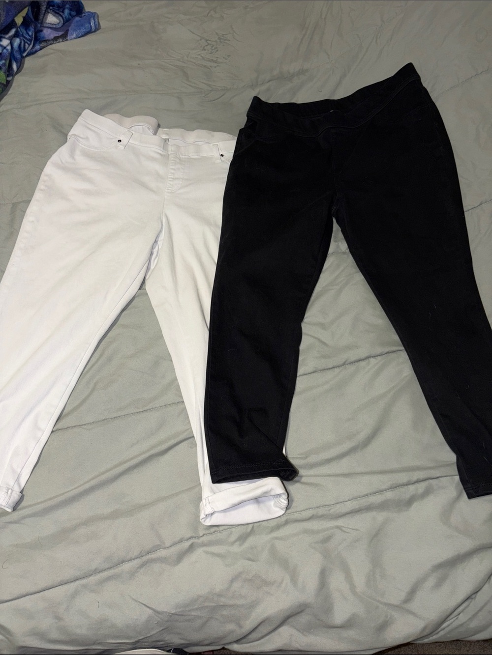 Classic Pull-On Women's Skinny Pants - Black and White